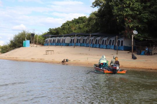 Le camp de pêche de Pura Pesca, sur le rio Tomo.