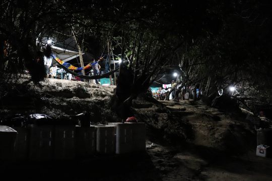 La nuit est tombée sur le camp.