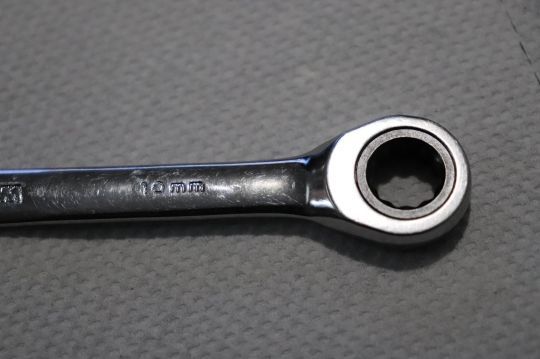 Une clé de 10mm est nécessaire.