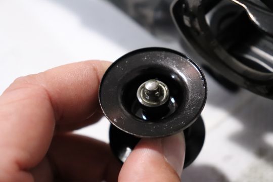 Lubrifier l'axe de la bobine.