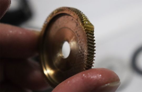 La roue de commande est une pièce critique.