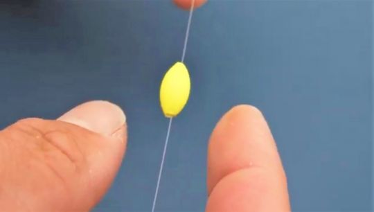 Je tire doucement sur la perle flottante pour la faire venir sur mon empile