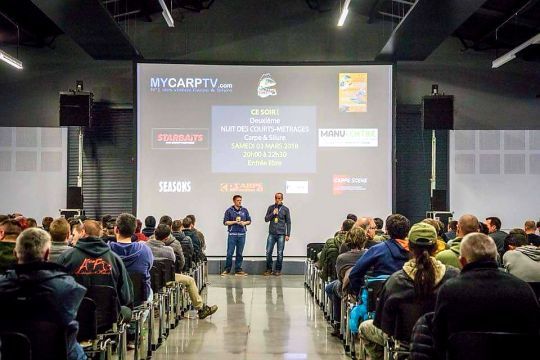 La salle de conférence permet la diffusion de vidéos. Lors d'éditions précédentes, était aussi organisée la nuit des courts métrages le samedi soir.