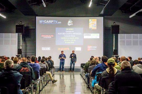 La salle de conférence permet la diffusion de vidéos. Lors d'éditions précédentes, était aussi organisée la nuit des courts métrages le samedi soir. 