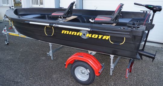 Un bateau qui peut être propulsé par un moteur électrique type montage arrière