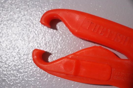 Les mâchoires en plastique blessent moins le poisson.