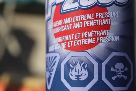Un lubrifiant protège le métal des éléments externes.