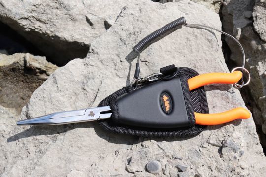 Un étui est disponible pour ranger la pike plier.
