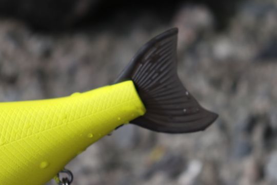 La queue est faite dans un plastique solide.