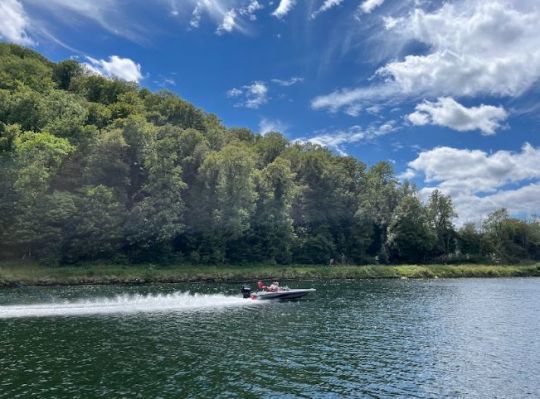 Un bass-boat stable lancé à pleine vitesse