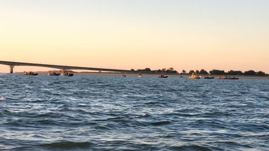 Prêts pour le départ devant le pont de l'île de Ré, attention les moteurs vont se mettre à rugir...