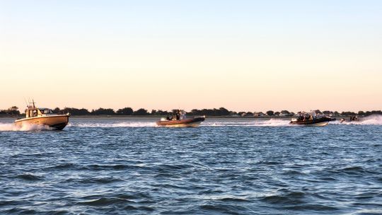 Les différents bateaux s'élancent à plein gaz sur les différentes zones à prospecter. Choisir la bonne zone rapidement peut faire une grande différence...