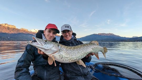 Pêcher les brochets dans les grands lacs en hiver