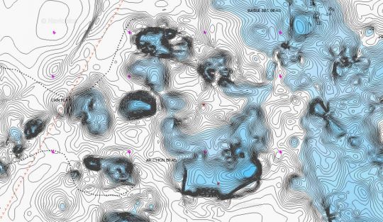 Les lignes de sonde très resserrées indiquent la présence d'un tombant abrupte. Ce sont d'excellents spots pour les lieus jaunes qui se cachent derrière, en aval du courant.