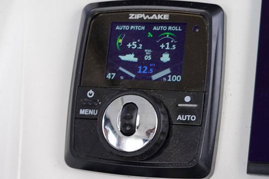 Distribué par VDM-Reya, le Zipwake est un système de flaps modernisées qui stabilise le bateau en navigation