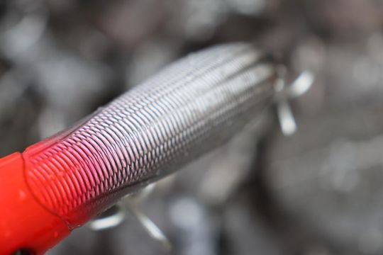 Des cannelures émettent des vibrations.