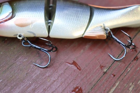 Les hameçons d'origine sont faibles pour pêcher le brochet.