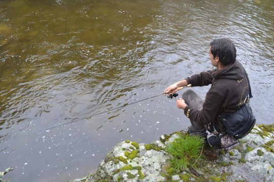 Pêcher aval permet de passer lentement sur des postes propices