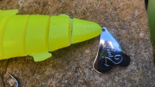 Un leurre souple articulé avec une blade