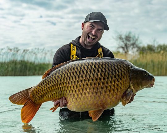 Une carpe de 30,1 kg prise par Mikbaits Rebel Team