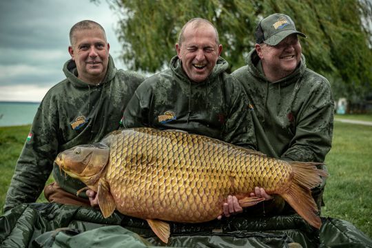 Le record carpe de 35,62 kg prise par Aquarius Team