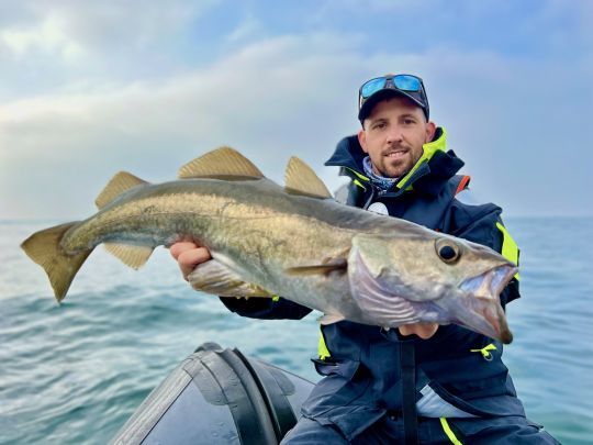 Ne tendez pas trop les bras. Contentez-vous de mettre le poisson en évidence sans trop en faire.