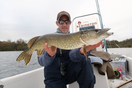 En bateau, le sondeur pourra être d'une précieuse aide pour trouver les postes et/ou le poisson fourrage, mais aussi se déplacer rapidement et couvrir du terrain