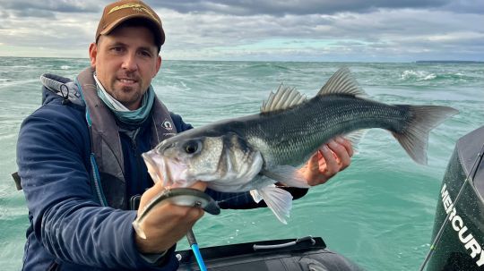 Le Black Minnow kaki en taille 160, monté sur une tête de 60 g, est le combo parfait pour ce genre de situation.