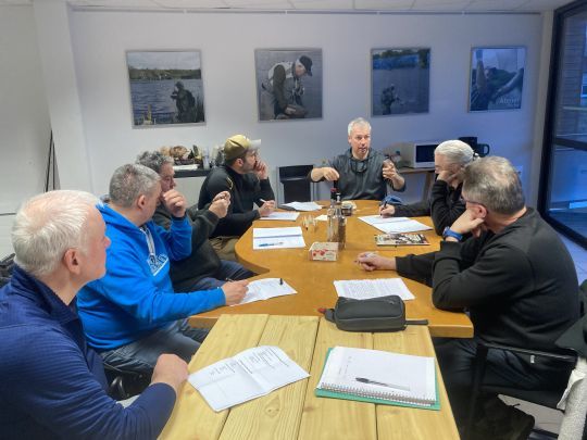 Séance théorique avec intervention de Grégoire Juglaret et des participants studieux et concentrés