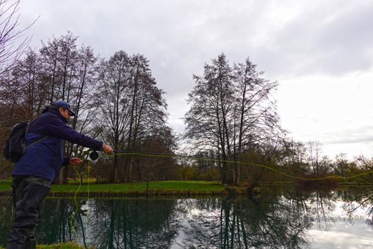 Florian traque la truite à la mouche