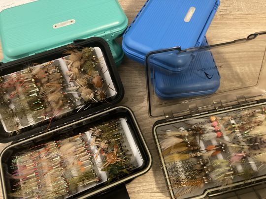 Il faut disposer d'un large choix de crevettes et petits crabes en différentes tailles, lestages et couleurs pour s'adapter aux conditions et types de fond