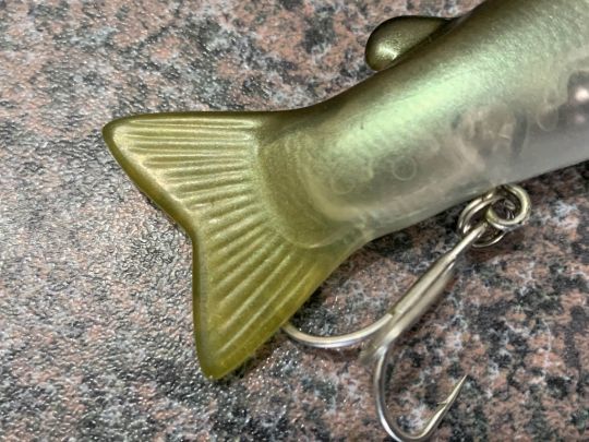 La queue est moulée dans le reste du leurre.