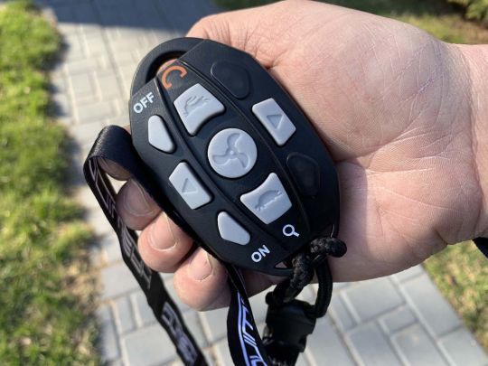 La télécommande peut se mettre autour du cou.