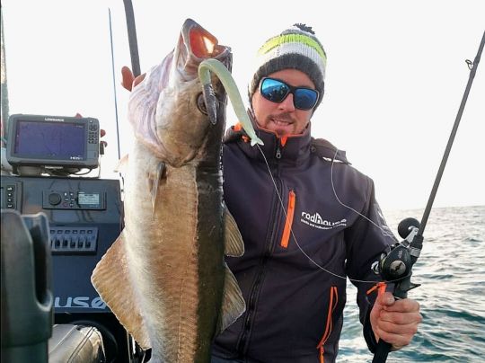 L'utilisation de gros leurre comme ici un crazy sand eel de FIIISH avec une tête de 150 grammes nécessite un moulinet adapté.