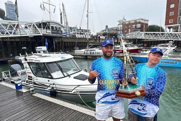 Die Gewinner des Sea Angling Classic 2023 mit der Trophe und ihrem neuen Boot, unglaublich!
