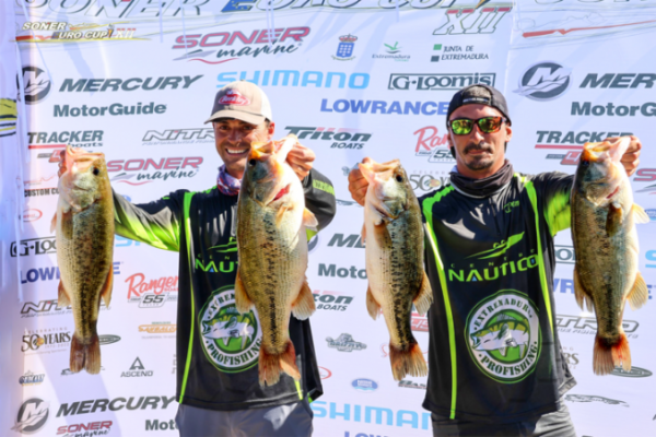 Ben und Bastien mit dem Rekord-Blackbass von 3.070 kg
