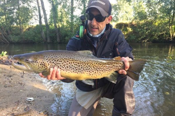 Wunderschne Meerforelle aus der Normandie, gefangen mit Tube Fly durch gefrbtes Wasser. Ein toller Schnurschlag des Autors