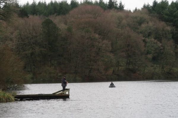 Der Herbst ist eine sehr schne Zeit fr das Angeln im Stausee