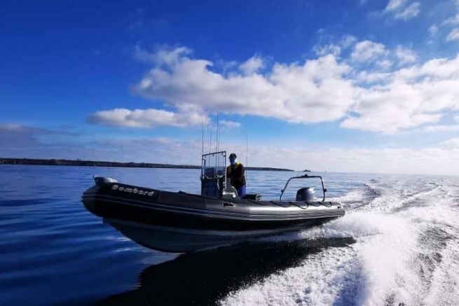 Der Bombard Explorer 600 ist ein halbstarres Boot, das von Seefischern geschtzt wird.