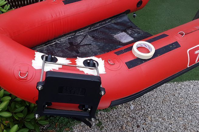 Motorisiertes Float Tube, letzter Schritt das Kleben der Motorhalterung