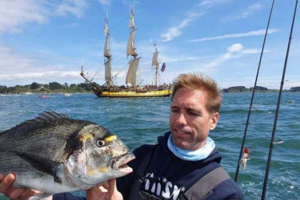 Der Fang von Goldbrassen in der Bretagne