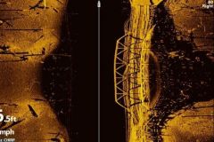 Wie nutzt man die Seitenansicht eines Echolots, um eine Unterwasserstruktur zu finden und zu markieren? Side Imaging-Ansicht einer versunkenen Brücke.