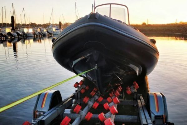 Stapellauf: Wie kann man sein Boot selbst vom Trailer starten?
