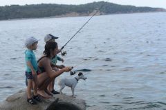 Rockfishing: Wo und wie fischt man im Mittelmeer mit Köderfisch auf Serran? Rockfishing auf der Suche nach Serran ist ideal für Anfänger!