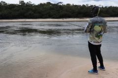 Sich beim Angeln gut vor der Sonne zu schützen, ist wichtig, um eine schöne Zeit am Wasser zu verbringen.