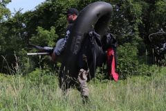5 Tipps, wie man sein Float Tube leicht transportieren und an entlegenen Orten angeln kann Ein Float Tube ist sehr nützlich, um schwer zugängliche Gebiete zu erkunden.