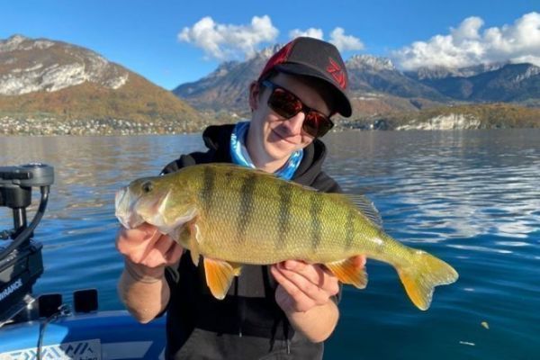 Barschangel-Ausflug mit dem Boot auf dem See von Annecy mit Freunden