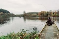 Freundschaftswettkampf im Fliegenfischen am Etang-Neuf-Reservoir in der Bretagne