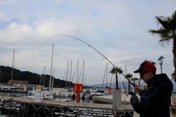 Auswahl der Ausrstung fr das Brotfischen im Meer