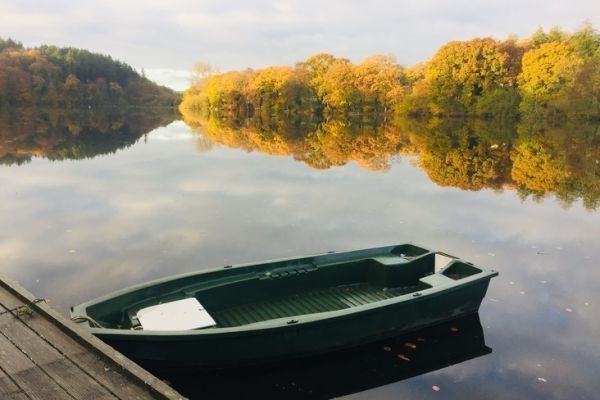 Angeln auf Forellen im Reservoir mit einem Boot oder Float Tube